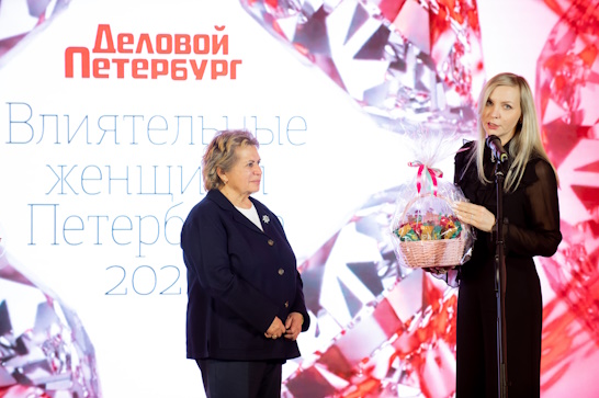 Екатерина Архипова вручает приз.jpg